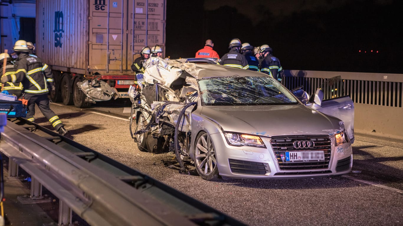 Die Beifahrerseite des verunglückten Audis wurde durch die Kollision komplett zerstört (Archivbild): Der ältere Bruder des Fahrers kam dabei ums Leben.