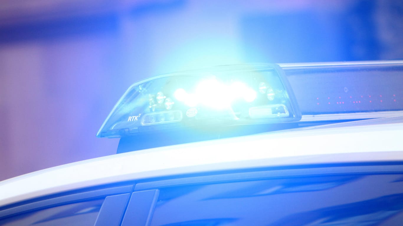 Einsatzwagen der Polizei fährt mit Blaulicht (Symbolbild): Die Polizei hat ein Verfahren gegen die 55-Jährige eingeleitet.