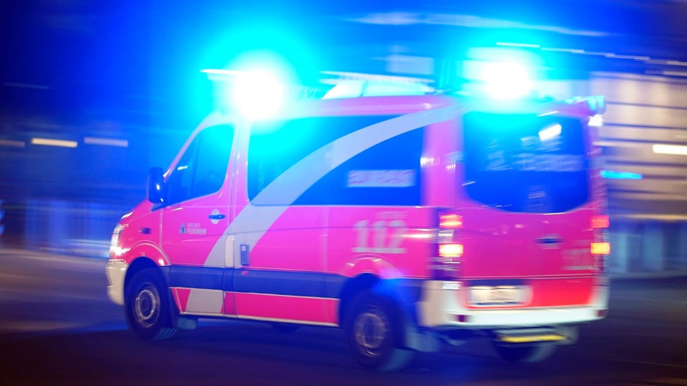 Ein Rettungswagen der Feuerwehr bei einer Einsatzfahrt mit Blaulicht (Symbolbild): Die Vierjährige wurde in ein Krankenhaus gebracht.