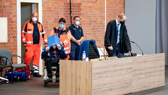Der 101-Jährige ehemalige KZ-Wachmann soll laut Anklage zwischen 1942 und 1945 wissentlich und willentlich Hilfe zur Ermordung von Lagerinsassen in 3518 Fällen geleistet haben. Der 101-Jährige ehemalige KZ-Wachmann soll laut Anklage zwischen 1942 und 1945 wissentlich und willentlich Hilfe zur Ermordung von Lagerinsassen in 3518 Fällen geleistet haben.