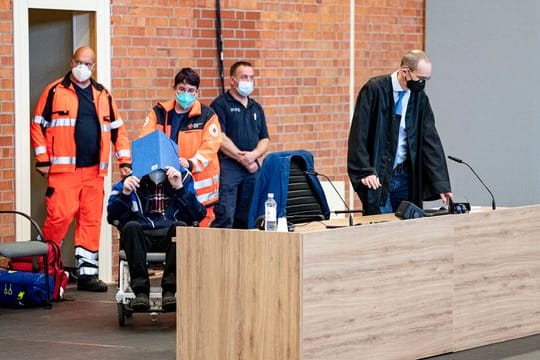 Der 101-Jährige ehemalige KZ-Wachmann soll laut Anklage zwischen 1942 und 1945 wissentlich und willentlich Hilfe zur Ermordung von Lagerinsassen in 3518 Fällen geleistet haben.