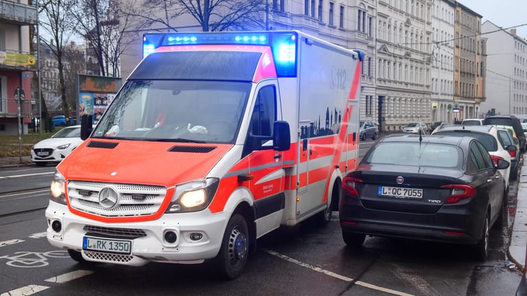 Ein Rettungswagen mit Blaulicht im Einsatz (Symbolbild): Die Frau kam schwer verletzt ins Krankenhaus.