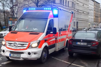 Ein Rettungswagen mit Blaulicht im Einsatz (Symbolbild): Die Frau kam schwer verletzt ins Krankenhaus.