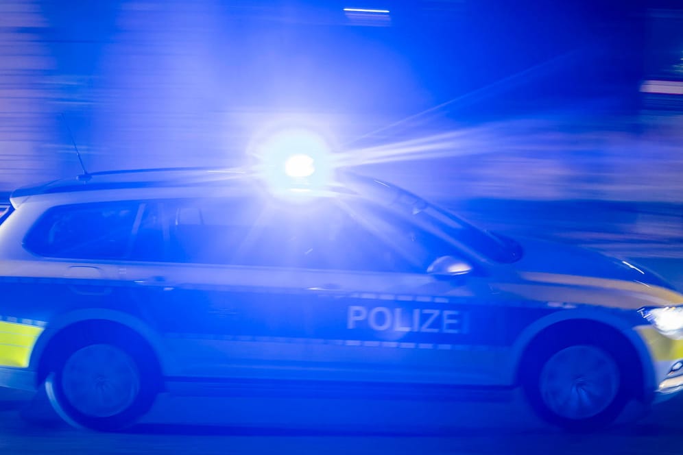 Polizeiwagen mit Blaulicht im Einsatz (Symbolbild): Die Beamten haben den betrunkenen Raser durch Berlin-Wedding verfolgt.