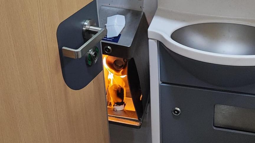 Brennende Klopapier-Rollen in einer ICE-Toilette: Die Beamten konnten den Brand schnell löschen. Brennende Klopapier-Rollen in einer ICE-Toilette: Die Beamten konnten den Brand schnell löschen.
