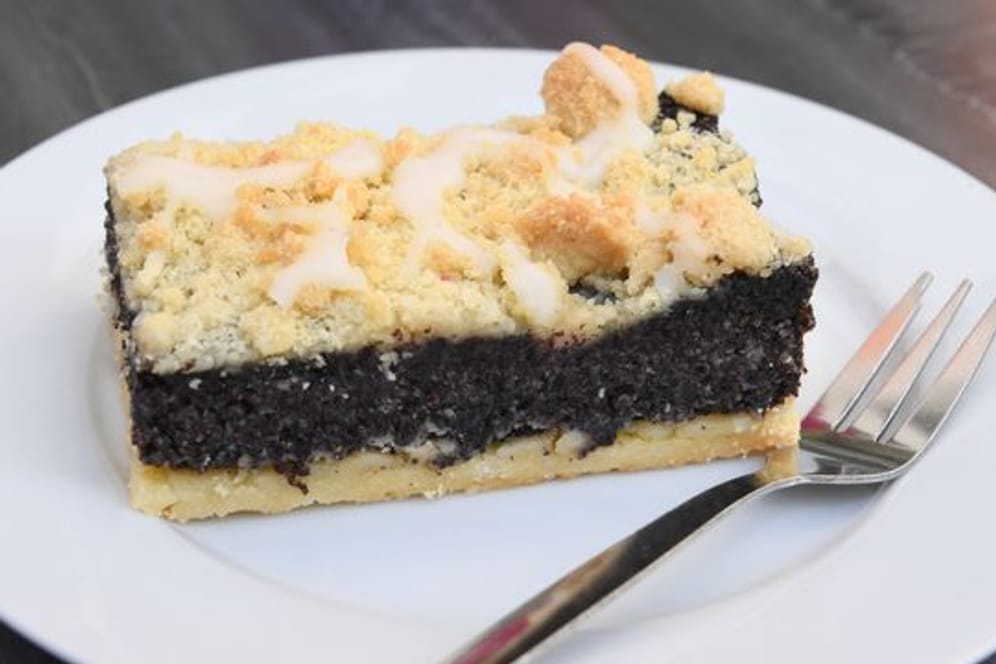 Kuchenstück auf einem Teller (Symbolbild): In Baden-Württemberg könnte bald eine Umsatzsteuer bei Kuchenverkauf an Schulen fällig werden.
