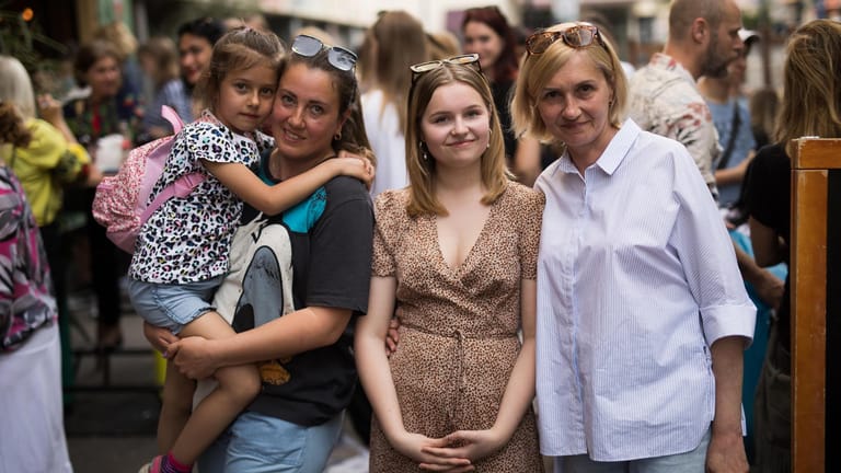 Tatjana (39, rechts) und Arina (16, 2. v. r.) sind aus Dnipro nach Deutschland geflohen.