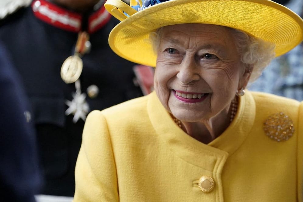 Queen Elizabeth II.: Sie zeigte sich am Dienstag bei der Eröffnung einer neuen U-Bahn-Linie in London.