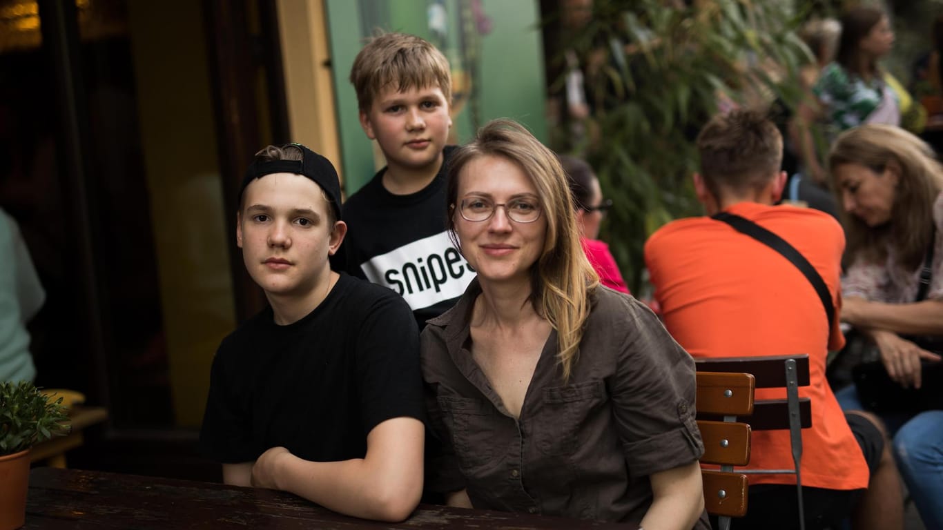 Olena mit ihren Söhnen: Die beiden Elf- und 13-Jährigen können derzeit noch nicht in die Schule gehen.