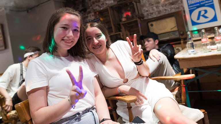 Die Freundinnen Kira (15, links) und Rinata (16) sitzen im Partykeller des Café Selenskyj: Viele der Besucher knüpfen in dem Café neue Kontakte.