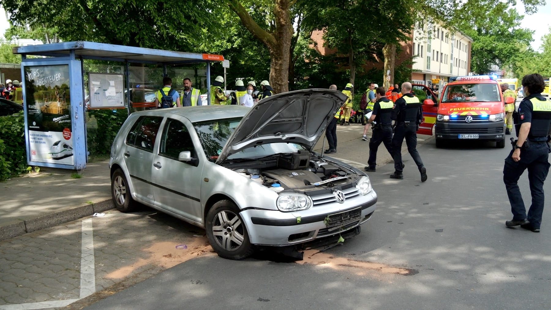 Schwerer Unfall In Delmenhorst: Auto Schleudert In Schülergruppe – Acht ...