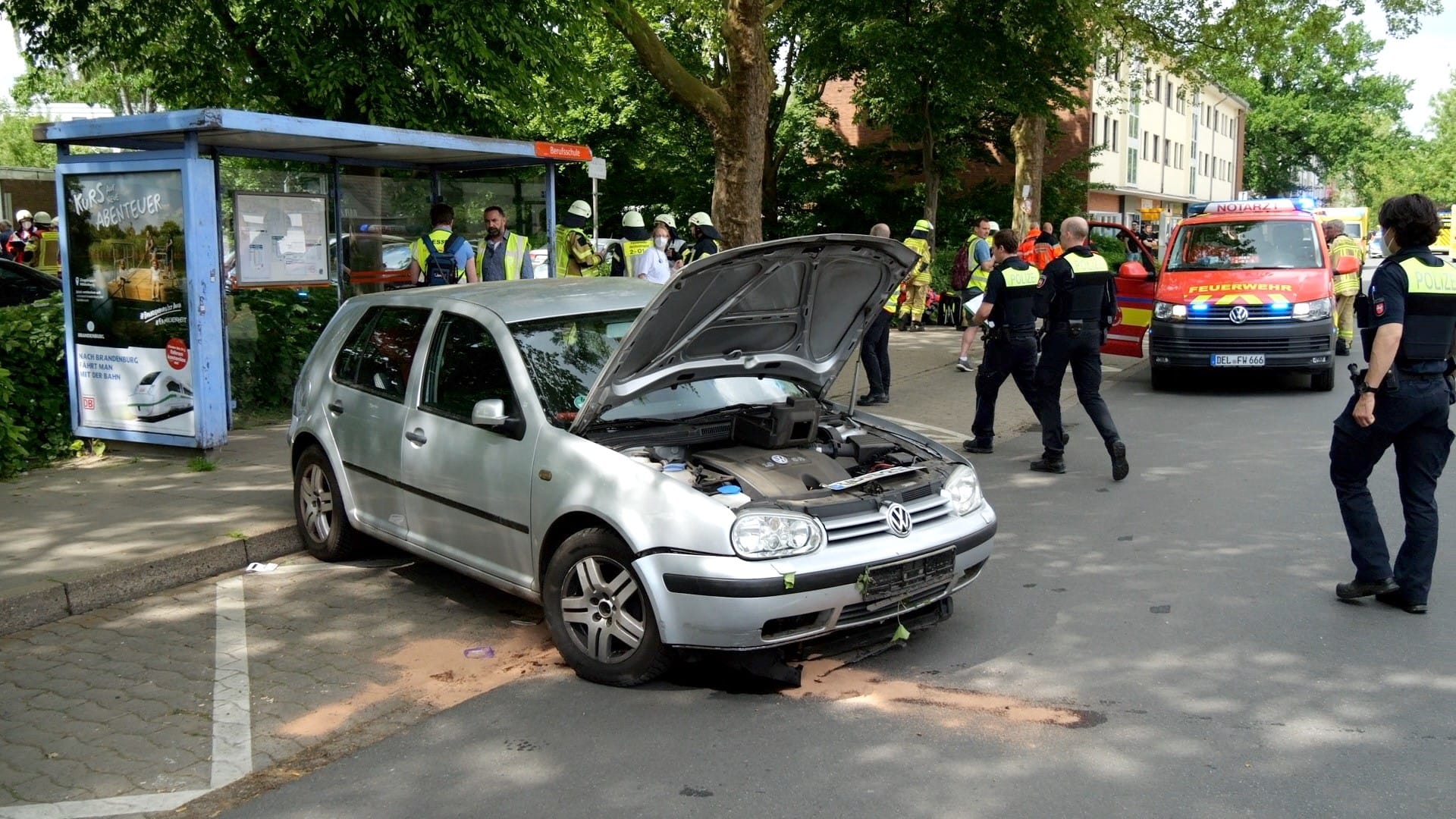 Der Unfallort: Der Golf wurde durch den Crash in Richtung Bushaltestelle gedrückt.