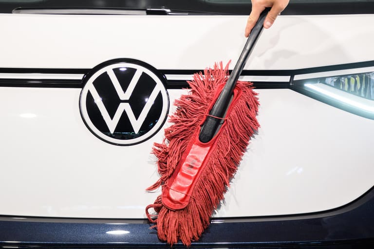 Ein blitzender Volkswagen: Deutschlands größter Autokonzern macht so viel Gewinn wie noch nie.