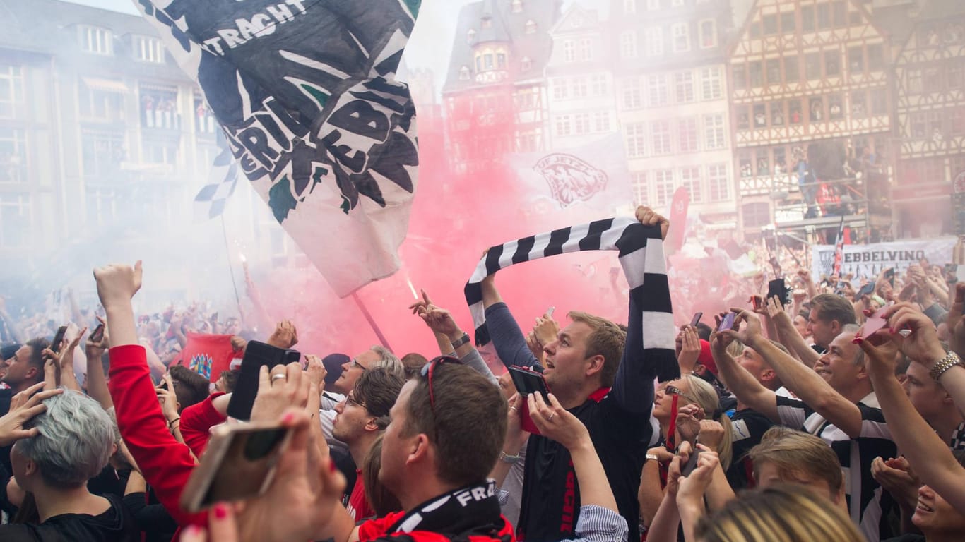 Die Frankfurter Fans feiern den Pokalsieg 2018 (Archivbild): Die Stadt Frankfurt rechnet für diesen Donnerstag mit 100.000 Fans.