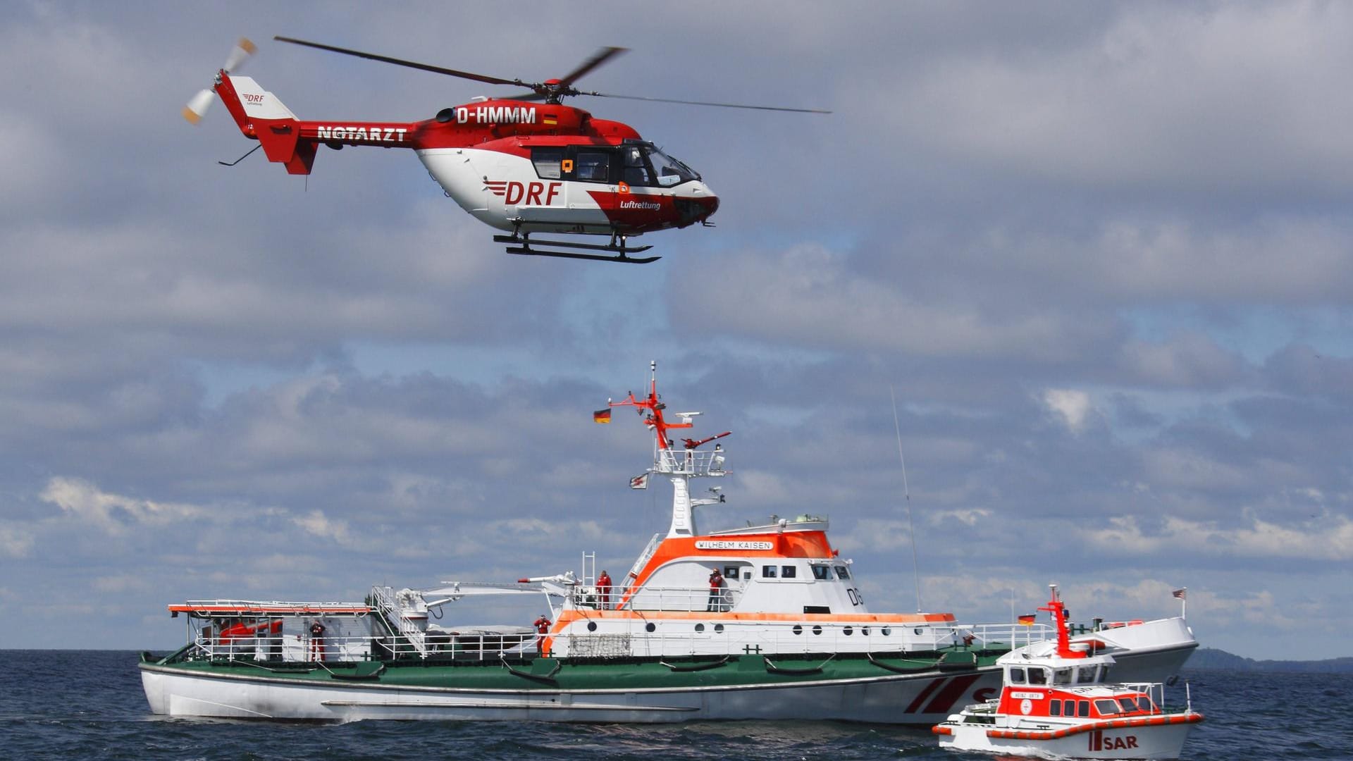 Ein Rettungshubschrauber über der Ostsee (Archivbild): Hier starb am Wochenende eine Frau, jede Hilfe kam zu spät.