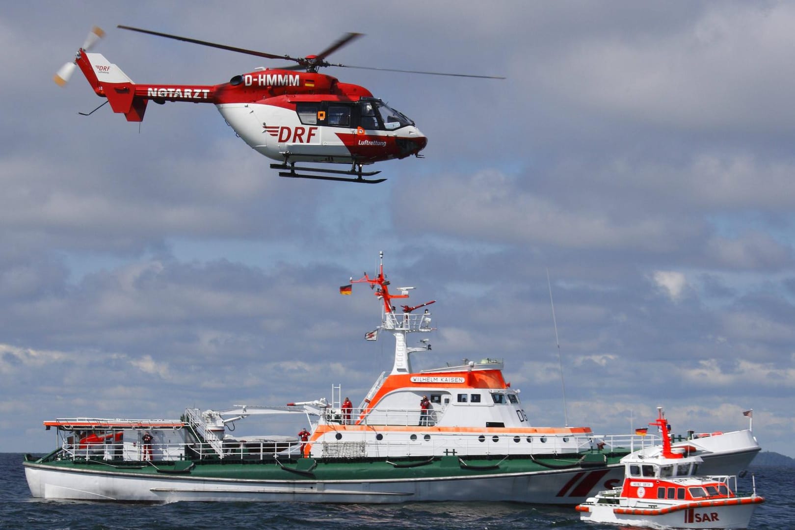 Ein Rettungshubschrauber über der Ostsee (Archivbild): Hier starb am Wochenende eine Frau, jede Hilfe kam zu spät.