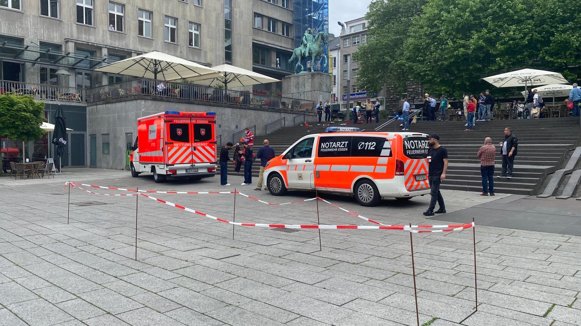 Polizeieinsatz in der Essener Innenstadt: Nach einer Auseinandersetzung im Bereich Burgplatz fahndet die Polizei nach einem Tatverdächtigen. Polizeieinsatz in der Essener Innenstadt: Nach einer Auseinandersetzung im Bereich Burgplatz fahndet die Polizei nach einem Tatverdächtigen.