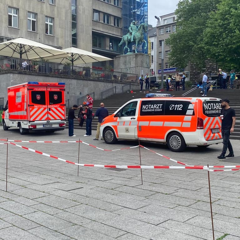 Polizeieinsatz in der Essener Innenstadt: Nach einer Auseinandersetzung im Bereich Burgplatz fahndet die Polizei nach einem Tatverdächtigen.