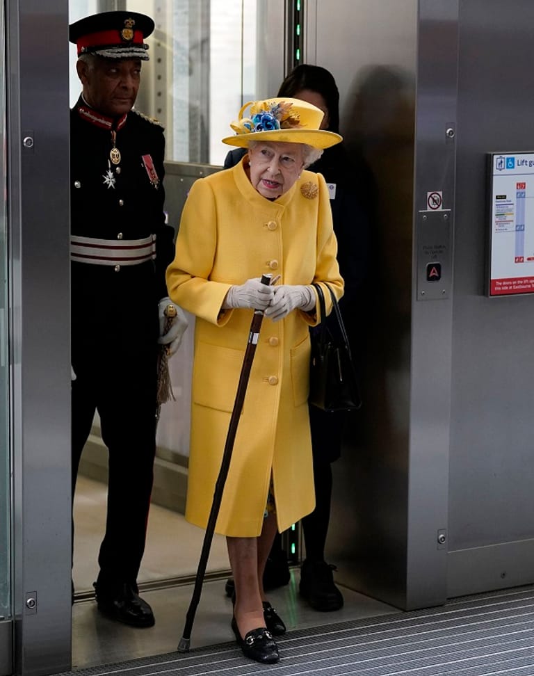 Die Queen kam mit dem Lift in der U-Bahn-Station an.