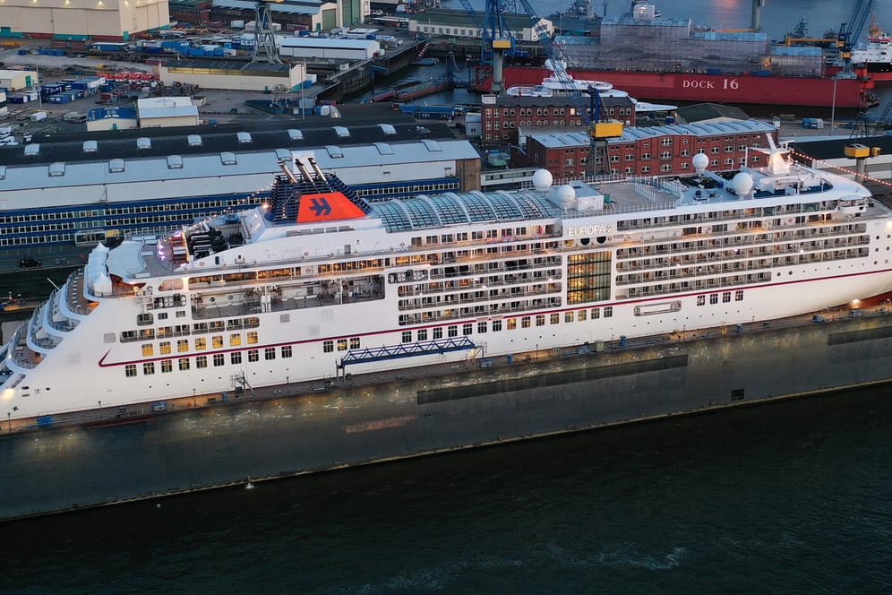 Das Kreuzfahrtschiff MS Europa 2 auf dem Dock der Werft Bloom und Voss in Hamburg.