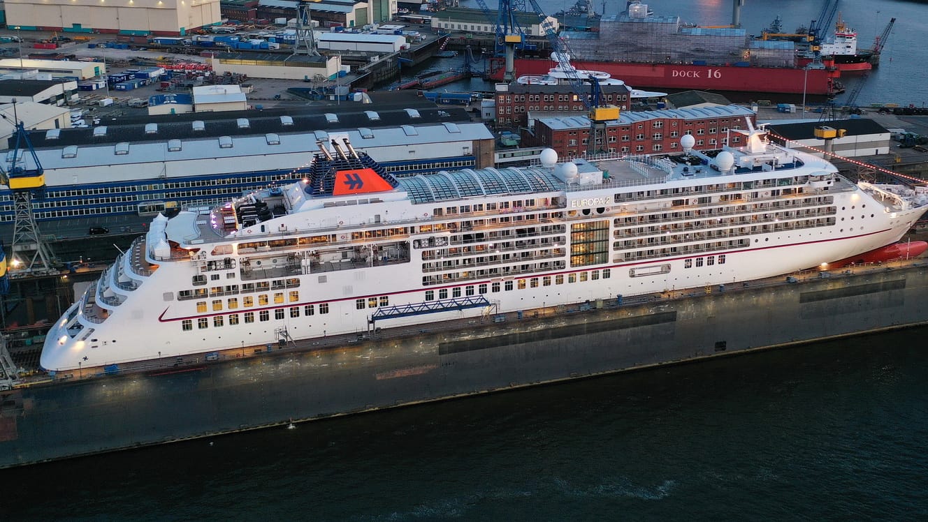Das Kreuzfahrtschiff MS Europa 2 auf dem Dock der Werft Bloom und Voss in Hamburg. Das Kreuzfahrtschiff MS Europa 2 auf dem Dock der Werft Bloom und Voss in Hamburg.