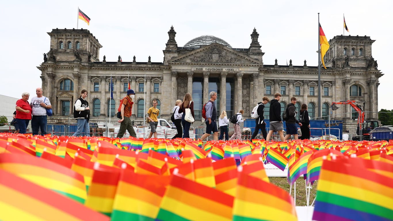 Regenbogenfahnen vorm Reichstag: Die Polizei darf keine Übergriffen mehr an Opferhilfe-Einrichtungen melden.