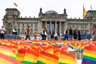 Regenbogenfahnen vorm Reichstag: Die Polizei darf keine Übergriffen mehr an Opferhilfe-Einrichtungen melden.