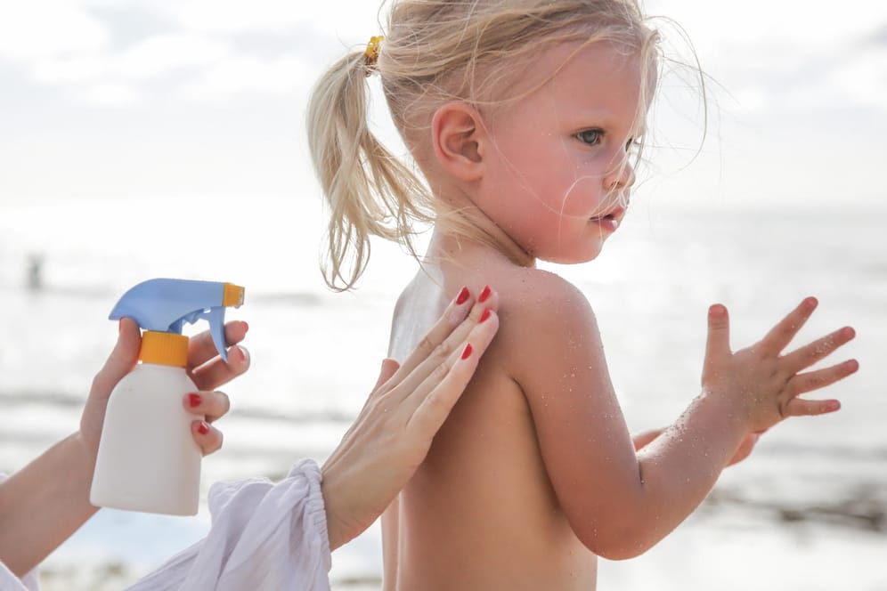 Kindersonnencreme: "Öko-Test" untersucht Sonnenmilch, Sonnenspray und Lotion mit hohem Lichtschutzfaktor.