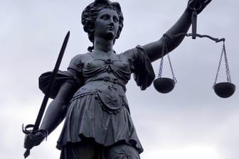 Justitia mit Schwert und Waage (Symbolbild): Während des Verfahrens soll auch die Schuldfähigkeit des Angeklagten geprüft werden.