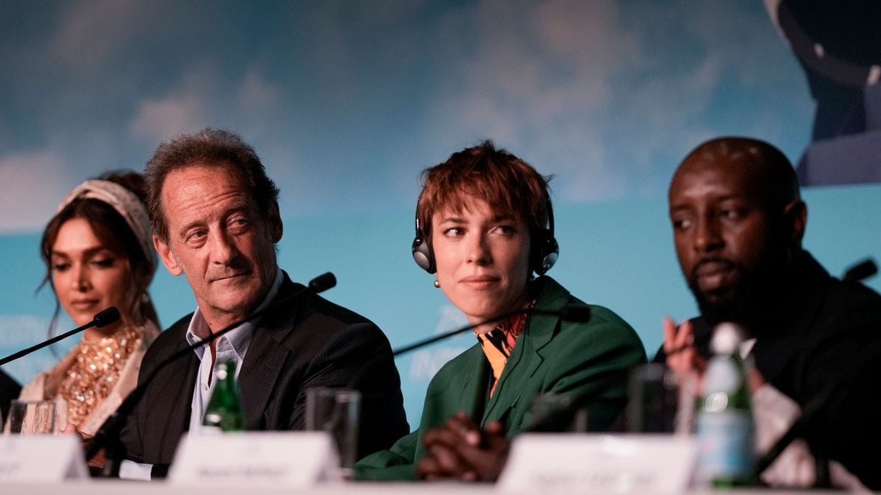 Die Jury-Mitglieder Deepika Padukone (l-r), Vincent Lindon, Rebecca Hall und Ladj Ly auf einer Pressekonferenz.