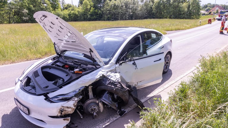 Der Tesla nach dem Unfall: Das Auto musste abgeschleppt werden.