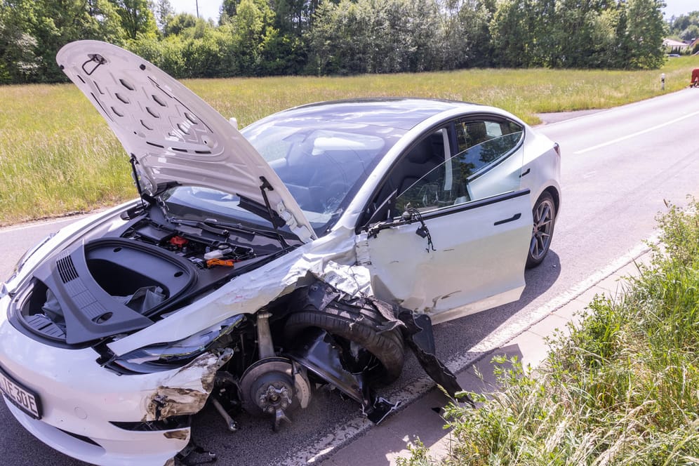 Der Tesla nach dem Unfall: Das Auto musste abgeschleppt werden.
