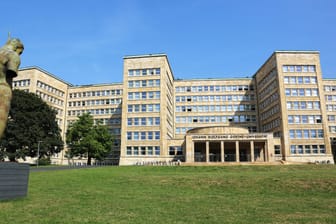 Fassade der Goethe-Universität in Frankfurt am Main (Symbolbild): Die Kooperation soll Solidarität in Zeiten des Antisemitismus ausdrücken.