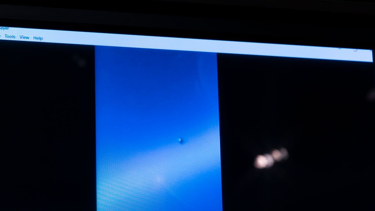 Ein Video eines "nicht identifizierten Luftphänomens" (UAP) wird während einer Anhörung zum Thema "Unidentifizierte Luftphänomene" auf dem Capitol Hill abgespielt. Ein Video eines "nicht identifizierten Luftphänomens" (UAP) wird während einer Anhörung zum Thema "Unidentifizierte Luftphänomene" auf dem Capitol Hill abgespielt.