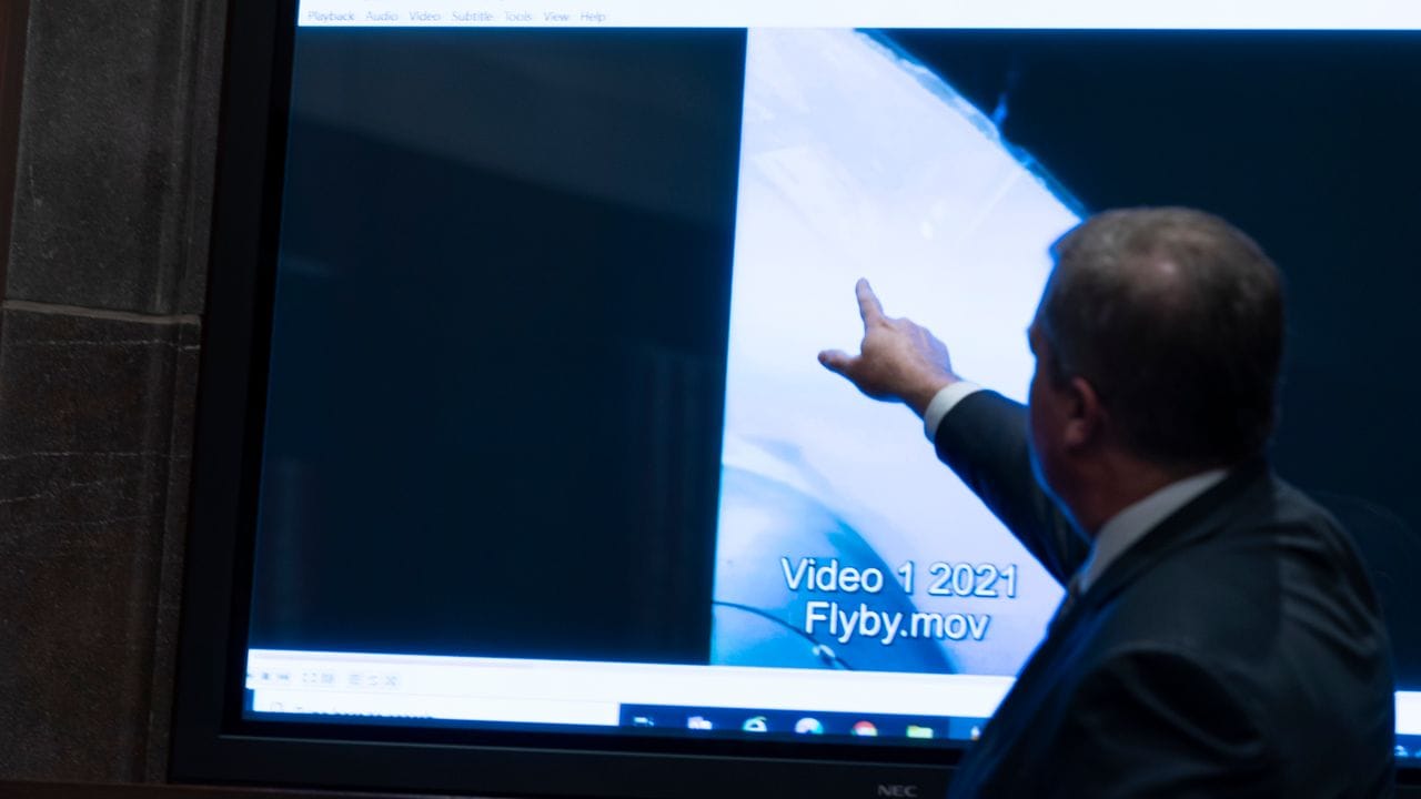 Scott Bray, Vizedirektor des Marine-Geheimdienstes (ONI), zeigt während einer Anhörung des Unterausschusses des Repräsentantenhauses zum Thema "Unidentifizierte Luftphänomene" auf dem Capitol Hill auf einen Monitor. Scott Bray, Vizedirektor des Marine-Geheimdienstes (ONI), zeigt während einer Anhörung des Unterausschusses des Repräsentantenhauses zum Thema "Unidentifizierte Luftphänomene" auf dem Capitol Hill auf einen Monitor.