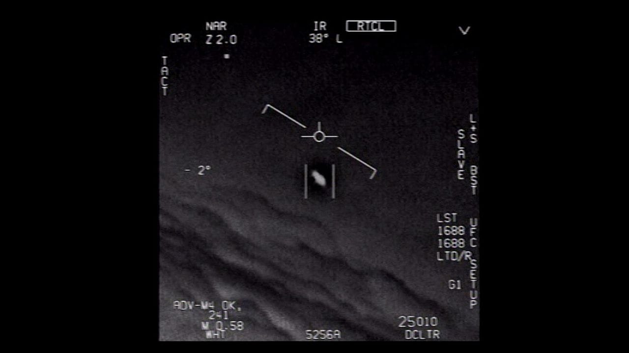 Das Standbild eines vom US-Verteidigungsministerium veröffentlichten Videos zeigt ein Unidentifiziertes Flugobjekt, das von Piloten der US-Marine gesichtet wurde. Das Standbild eines vom US-Verteidigungsministerium veröffentlichten Videos zeigt ein Unidentifiziertes Flugobjekt, das von Piloten der US-Marine gesichtet wurde.