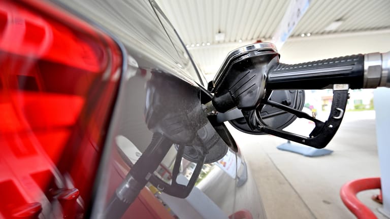 Ein Auto wird an einer Zapfsäule betankt (Symbolbild): Zuletzt stiegen die Kraftstoffpreise auf ein Rekordhoch.