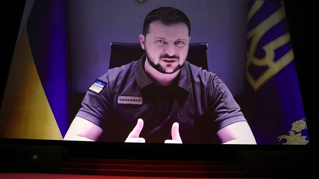 Der ukrainische Präsident Wolodymyr Selenskyj ist per Video zugeschaltet.