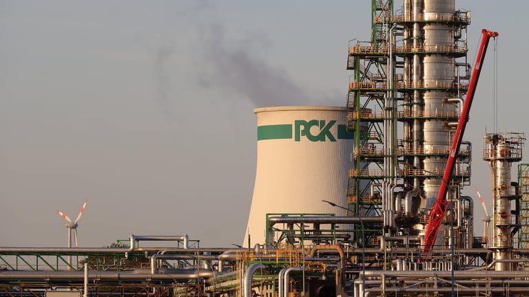 Raffinerie in Schwedt: Mehr als 1.000 Menschen arbeiten hier – und der russische Staatskonzern Rosneft hält die Mehrheit der Anteile.