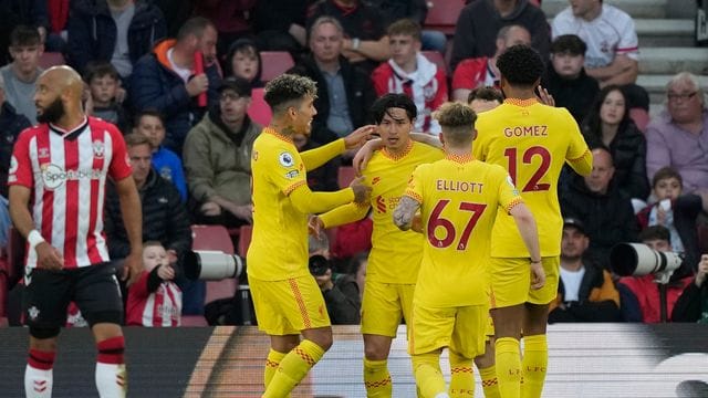 Liverpool rückt bis auf einen Punkt an Tabellenführer Manchester City heran.