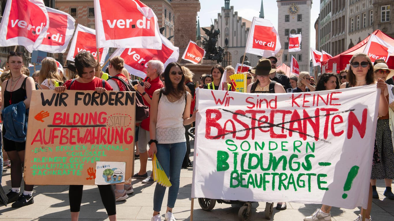 "Wir sind keine Basteltanten": Protest von Sozialarbeiterinnen und Erzieherinnen in München.