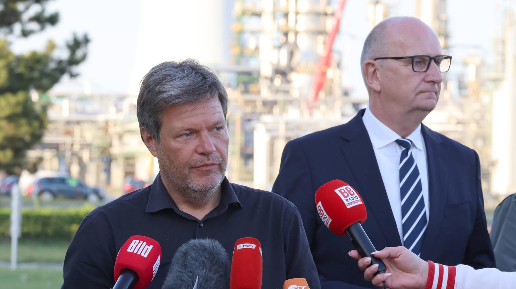 Robert Habeck, Brandenburgs Ministerpräsident Woidke (r.) vor der Raffinerie in Schwedt: "Jetzt müssen Taten folgen", sagte Woidke nach dem Besuch des Bundeswirtschaftsministers.