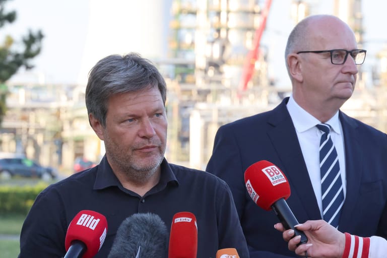 Robert Habeck, Brandenburgs Ministerpräsident Woidke (r.) vor der Raffinerie in Schwedt: "Jetzt müssen Taten folgen", sagte Woidke nach dem Besuch des Bundeswirtschaftsministers.