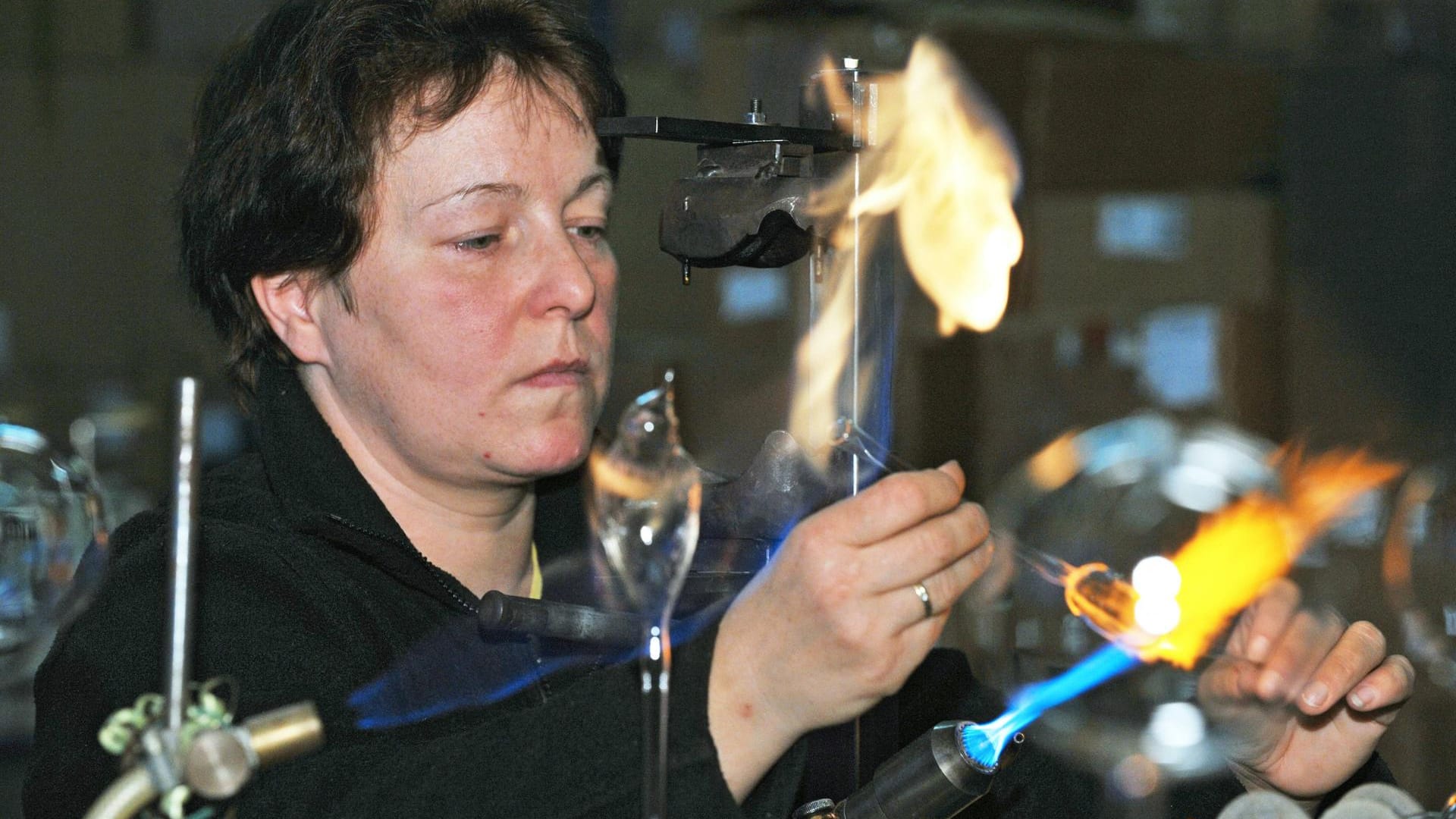 Glasmacherin im thüringischen Lauscha bei der Arbeit (Archivbild): Der Ort gilt als Wiege des gläsernen Christbaumschmucks.