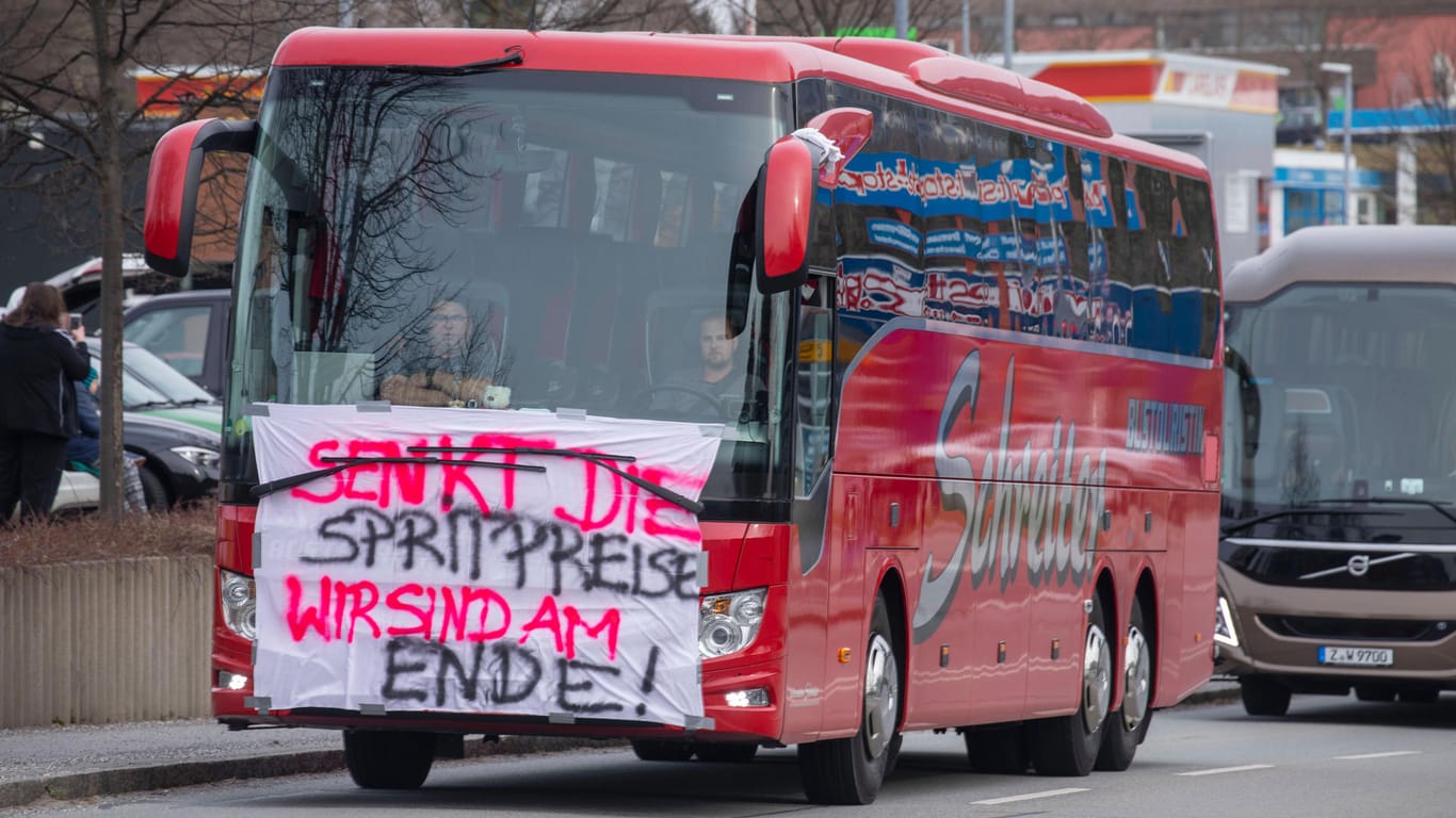 Protest im sächsischen Annaberg-Buchholz: Bereits Ende März demonstrierten Dutzende Kraftfahrer und Speditionen gegen die hohen Benzinpreise.