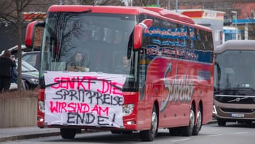 Protest im sächsischen Annaberg-Buchholz: Bereits Ende März demonstrierten Dutzende Kraftfahrer und Speditionen gegen die hohen Benzinpreise.