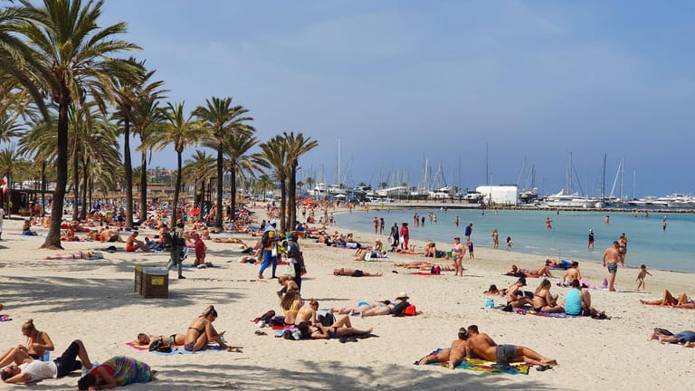 Palma Themenfoto: Urlaub, Mittelmeer, Mallorca, Playa de Palma, 16.05.2022 Strandleben an der Palya de Palma auf Mallorc