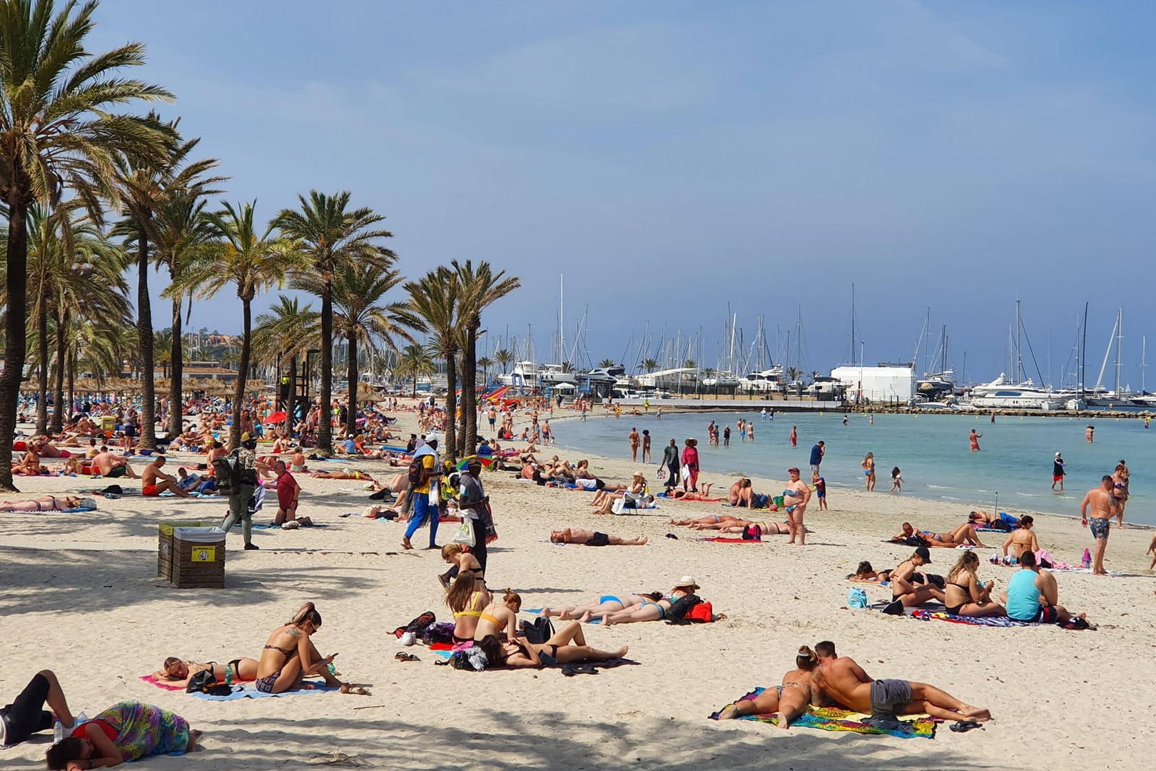 Palma Themenfoto: Urlaub, Mittelmeer, Mallorca, Playa de Palma, 16.05.2022 Strandleben an der Palya de Palma auf Mallorc