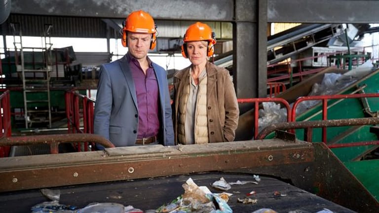 Marie Brand (Mariele Millowitsch) und Jürgen Simmel (Hinnerk Schönemann) ermitteln auf einem Recyclinghof.