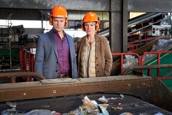 Marie Brand (Mariele Millowitsch) und Jürgen Simmel (Hinnerk Schönemann) ermitteln auf einem Recyclinghof.
